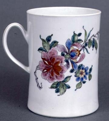 Worcester tankard av sylindrisk form dekorert med en spray av stilisert prunus i famille rose palett, ca. 1750-55 (keramikk) av English School