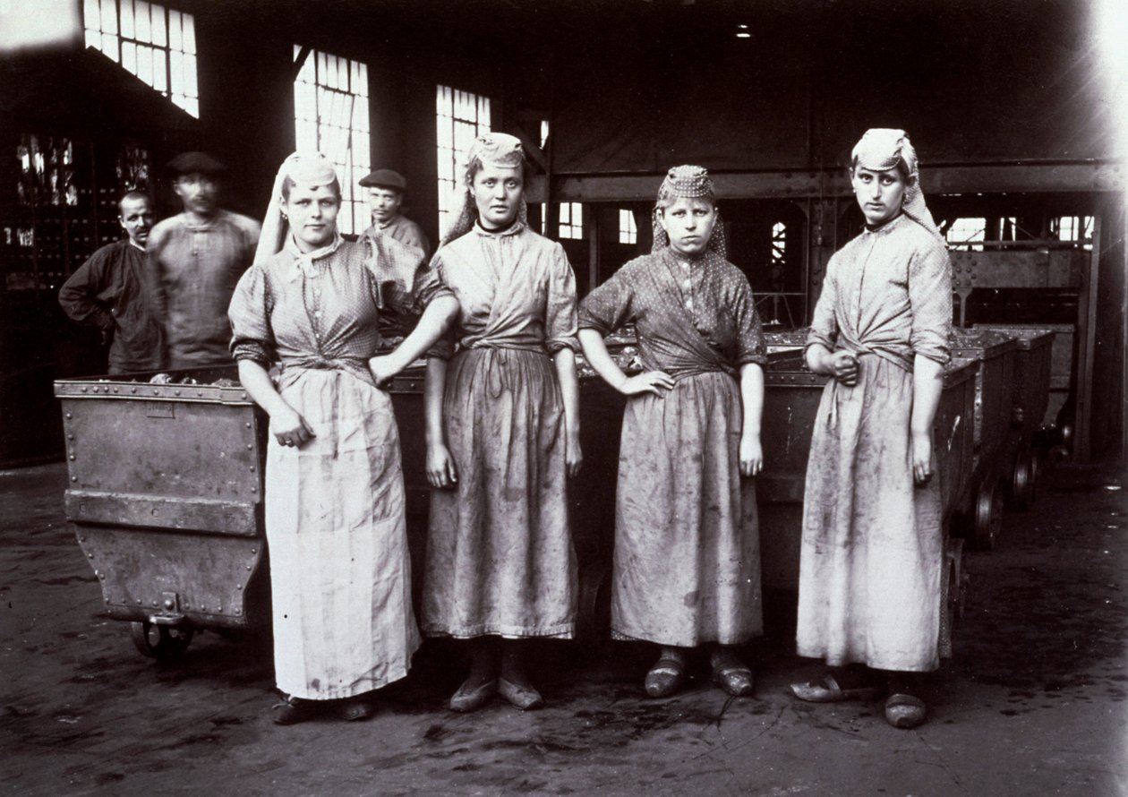 Portrett av fire unge kvinnelige arbeidere, ansatt for å gradere kull ved gruvevirksomheten i Leus, Frankrike, 1896 av French Photographer