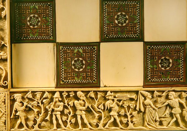 Kant til et sjakkbrett som viser musikere i en hage, 1415 av French School