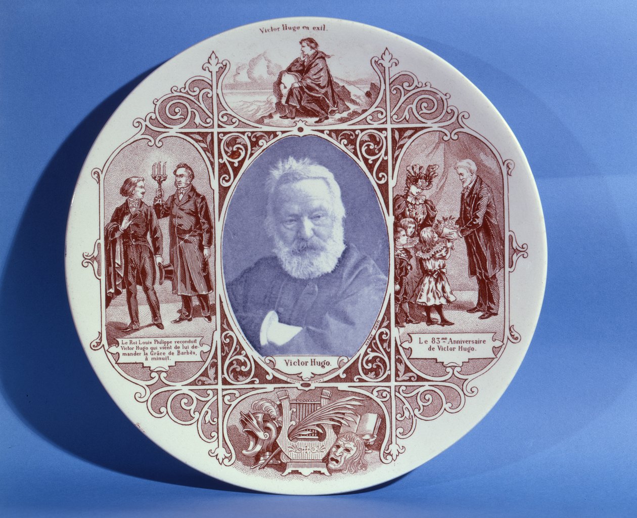 Minneplate som feirer livet til Victor Hugo (1802-85) laget ved Sarreguemines keramikk, ca. 1884-85 (keramikk) av French School