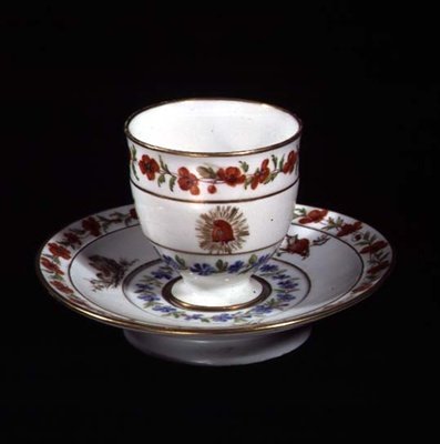 Kopp og tallerken med emblemer fra revolusjonen, Sevres-fabrikken (porselen) av French School
