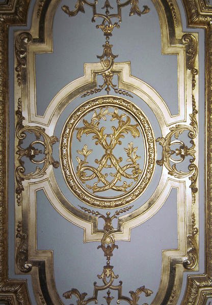 Interlaced Monogram av Louis XIV fra innsiden av lukkeren til Kings Bedroom, ca. 1701 (forgylt tre) av French School