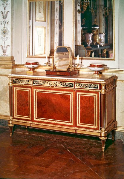 Kommode i Louis XVI-stil fra keiserinnens soverom (tre innlagt med ormolu) av French School