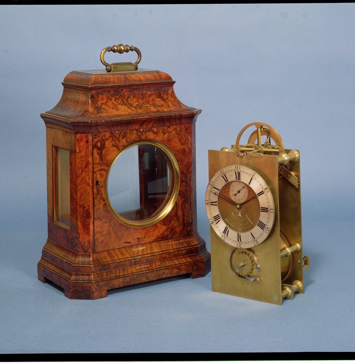 Marineur, i en burr valnøtt boks med bærehåndtak, messing urskive med sølvfarget timesirkel og sekunder urskive, av Henry Sully, ca. 1724 (messing og valnøtt) av French School