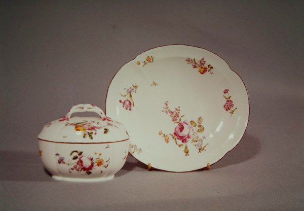 Mennecy sukkerskål med sin quatrefoil-formede lader, dekorert med et flerfarget blomsterdesign (porselen) av French School