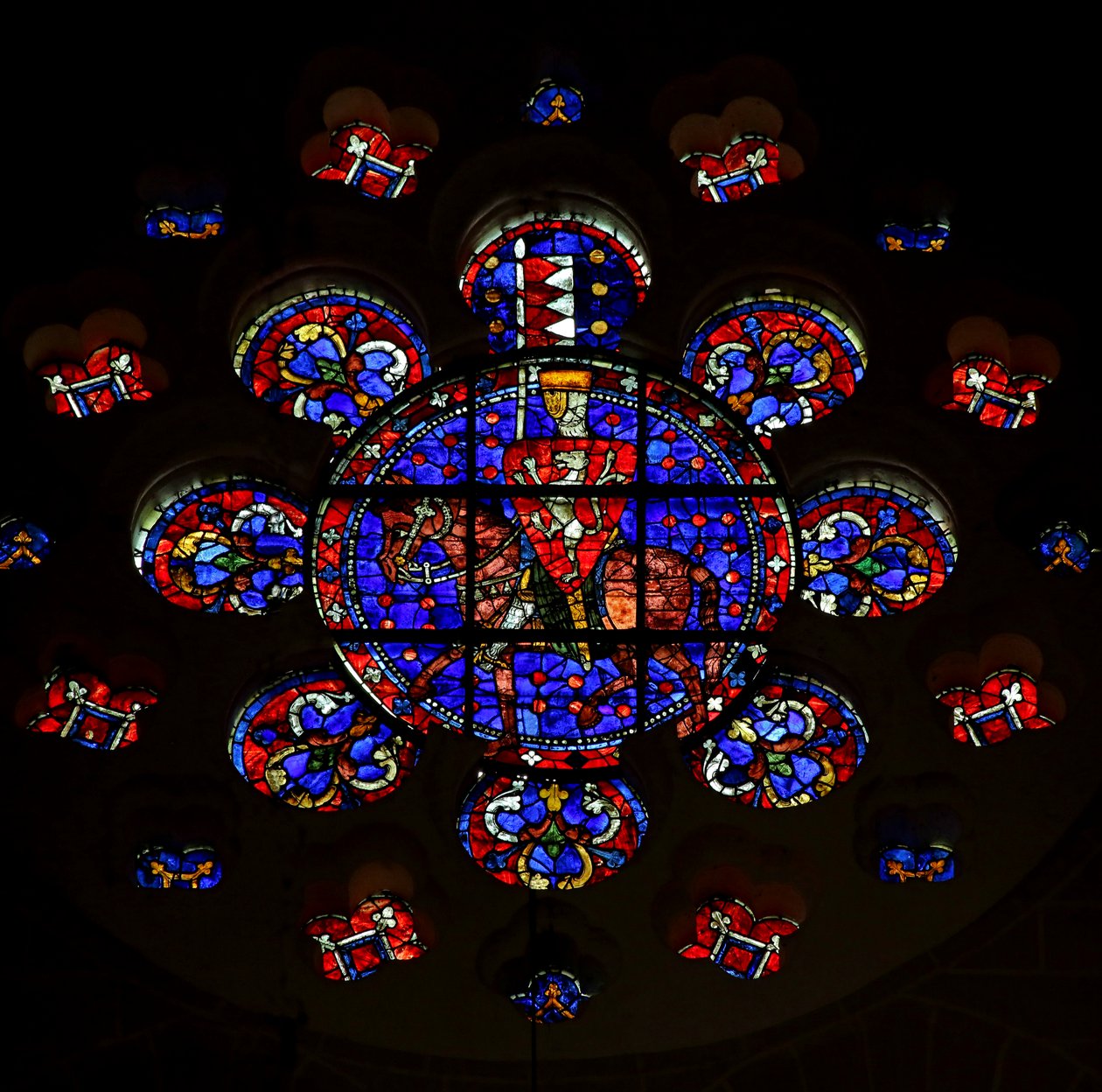 Rosevindu som viser Simon de Montfort, katedralen i Chartres av French School