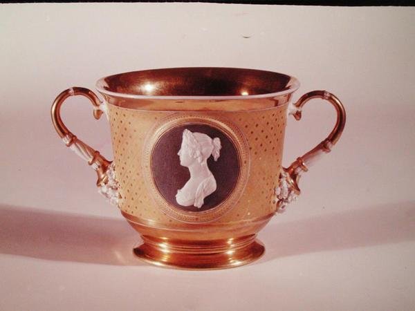 Sevres kopp med et cameo-portrett av keiserinne Josephine (1763-1814) (porselen) av French School