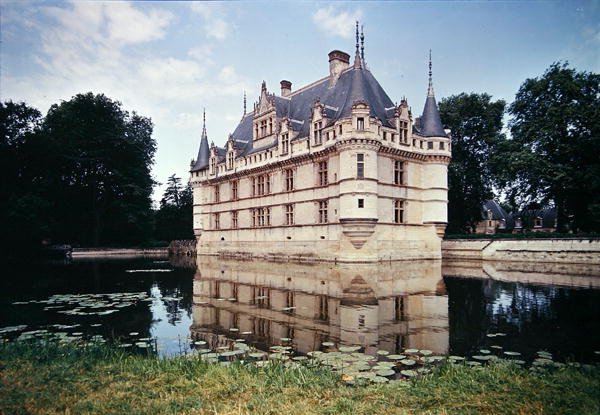 Utsikt over Chateau dAzay-le-Rideau, bygget for Gilles Berthelot, 1518-27 av French School