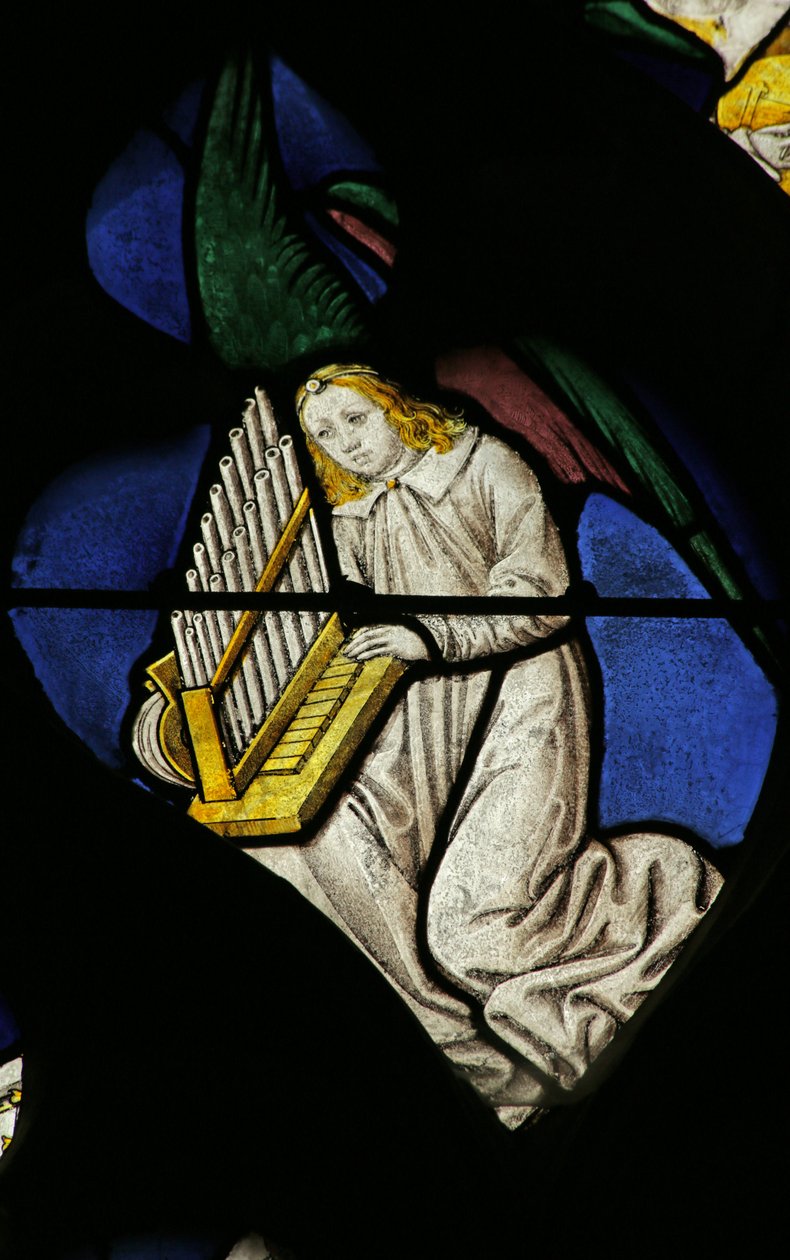 Vindu som viser englemusiker med orgel av French School