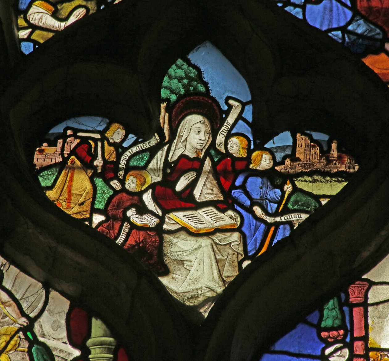 Vindu som viser Mary Cleophas og hennes fire barn av French School