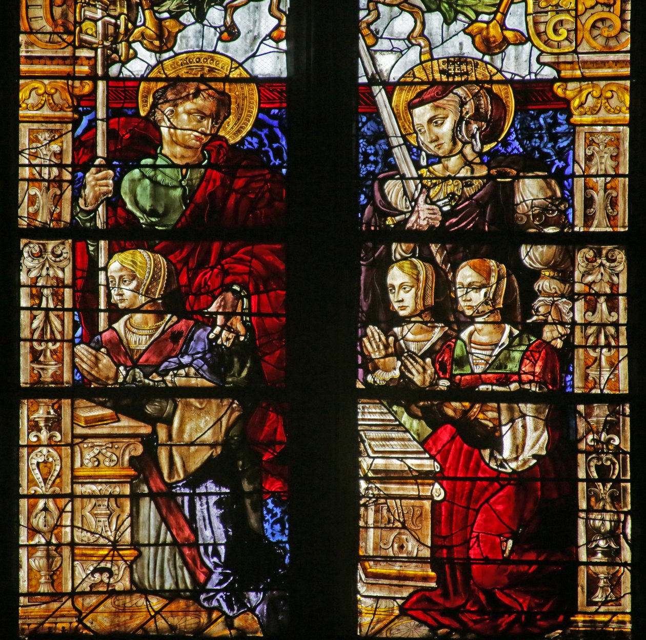 Vindu som viser Philippe de Serrière med St Philip, to knelende kvinner og muligens St Yolande av French School