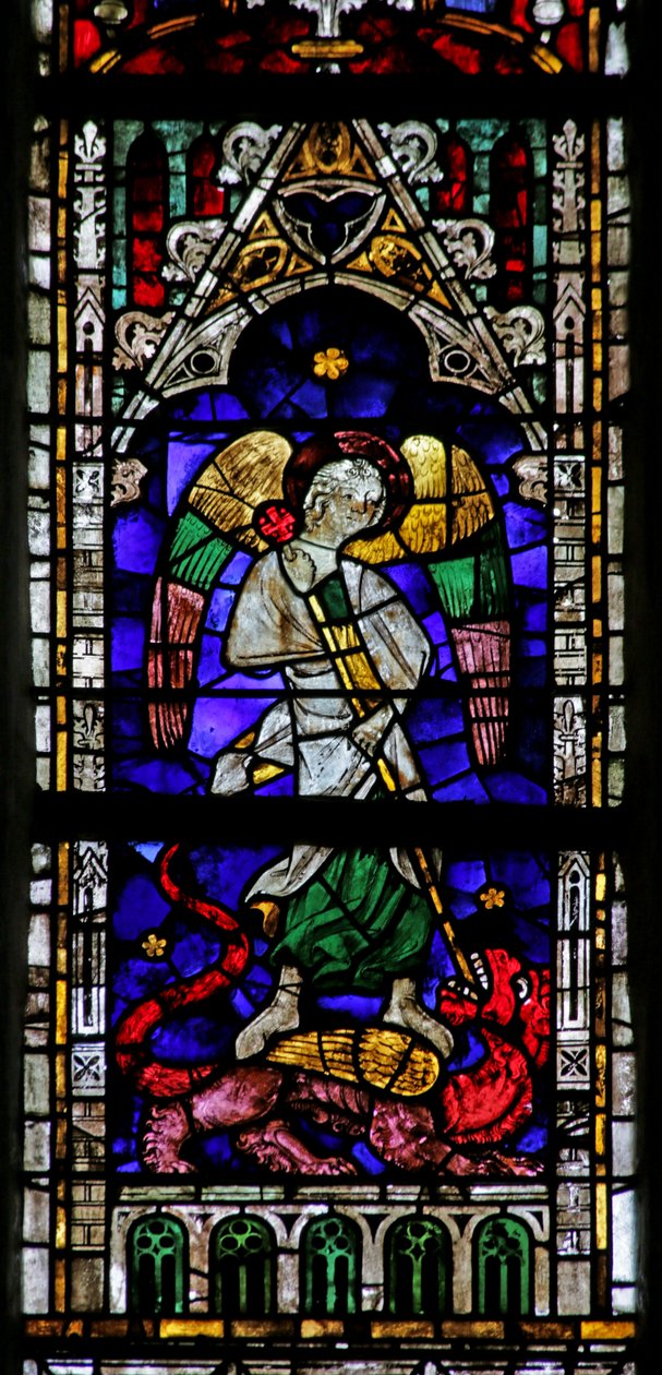 Vindu som viser Saint Michael i en baldakin og sokkelsetting av French School