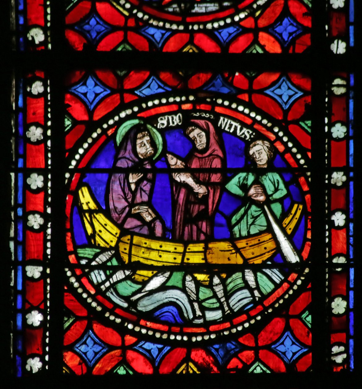 Vindu som viser scene fra livet til Saint Bonnet: Saint on the Journey to Roma roer det røffe havet og fiske av French School