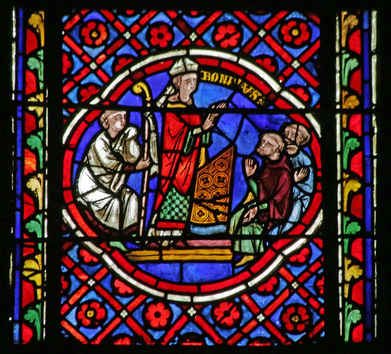 Vindu som viser scene fra Saint Bonnets liv: Blanda kommer til Saint Bonnet og takker av French School