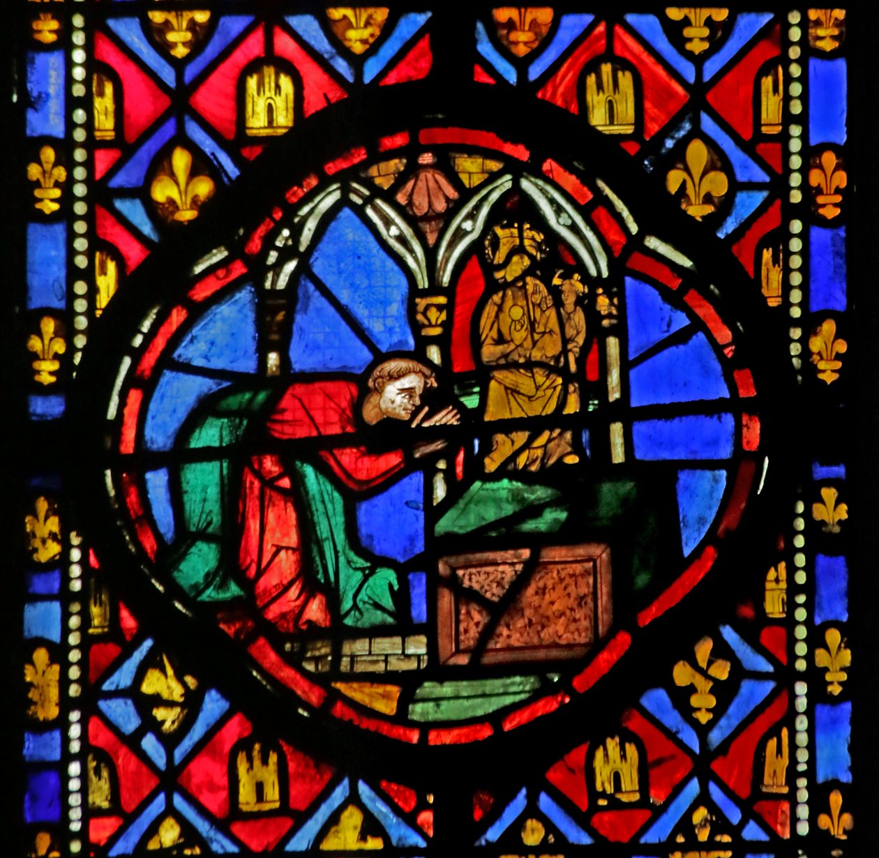 Vindu som viser Theophilus foran en statue av jomfru Maria av French School