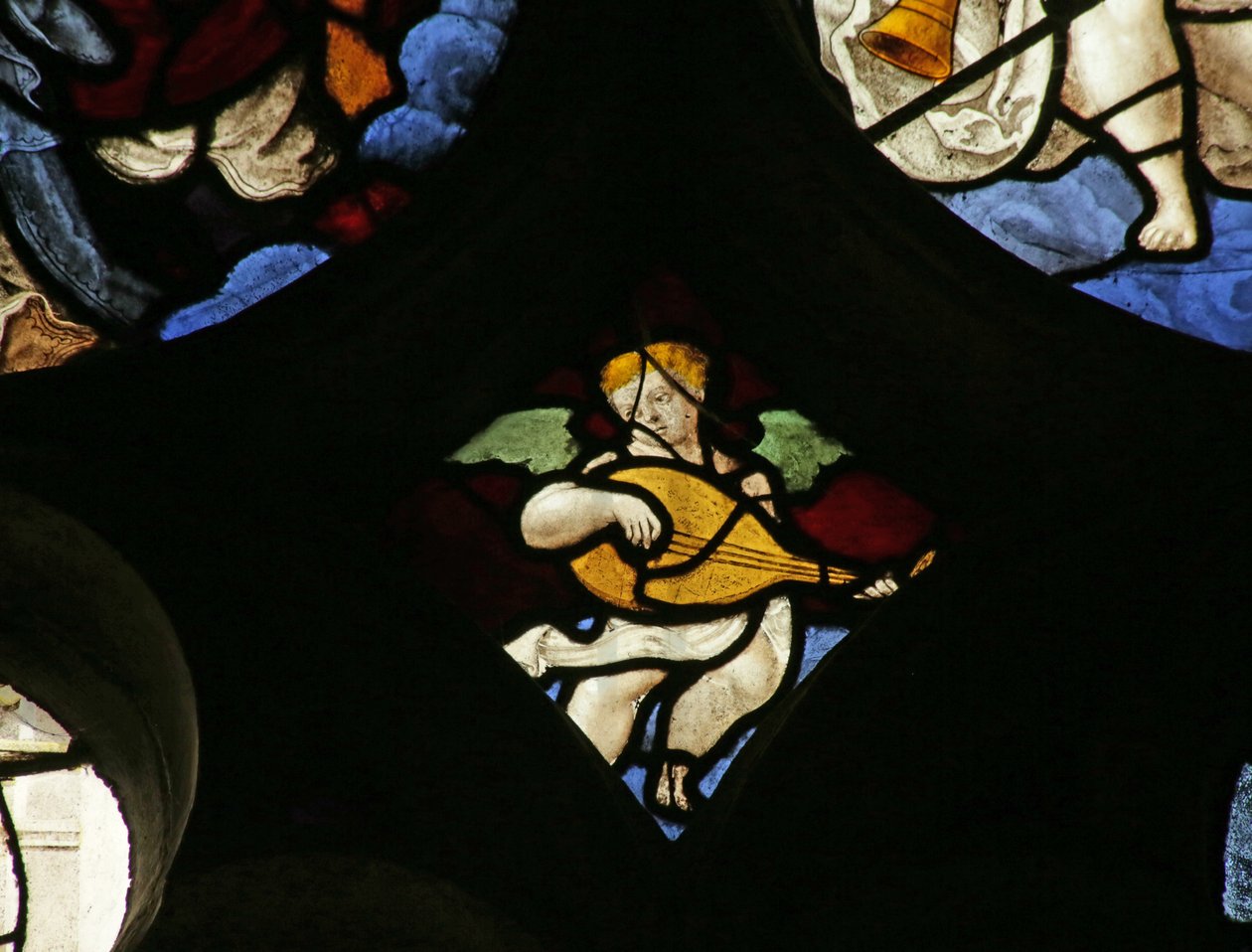 Vindu som viser en musikalsk engel med lut, ca. 1495 av French School