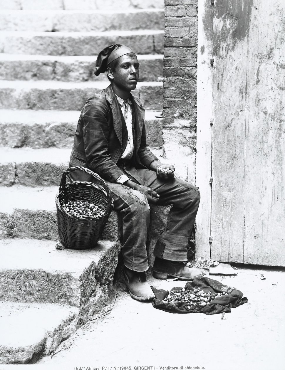 Sjøsnegleselger i tradisjonell kjole, i Girgenti, ca. 1920 av Italian Photographer