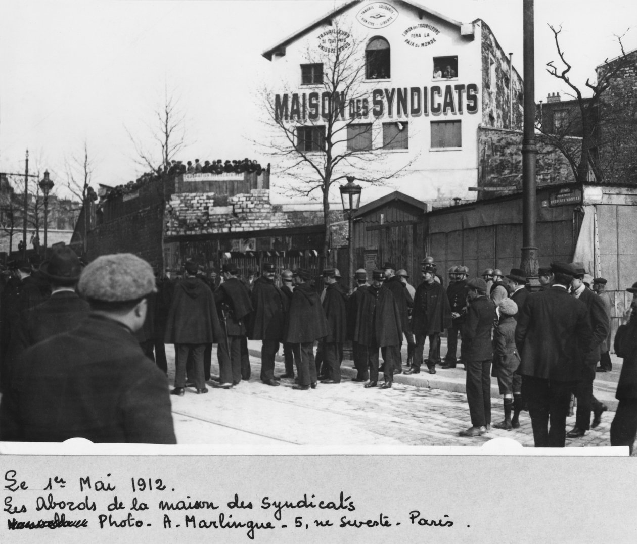Omgivelsene til Maison des Syndicats, Paris, 1. mai 1912 (bw-bilde) av A. Marlingue