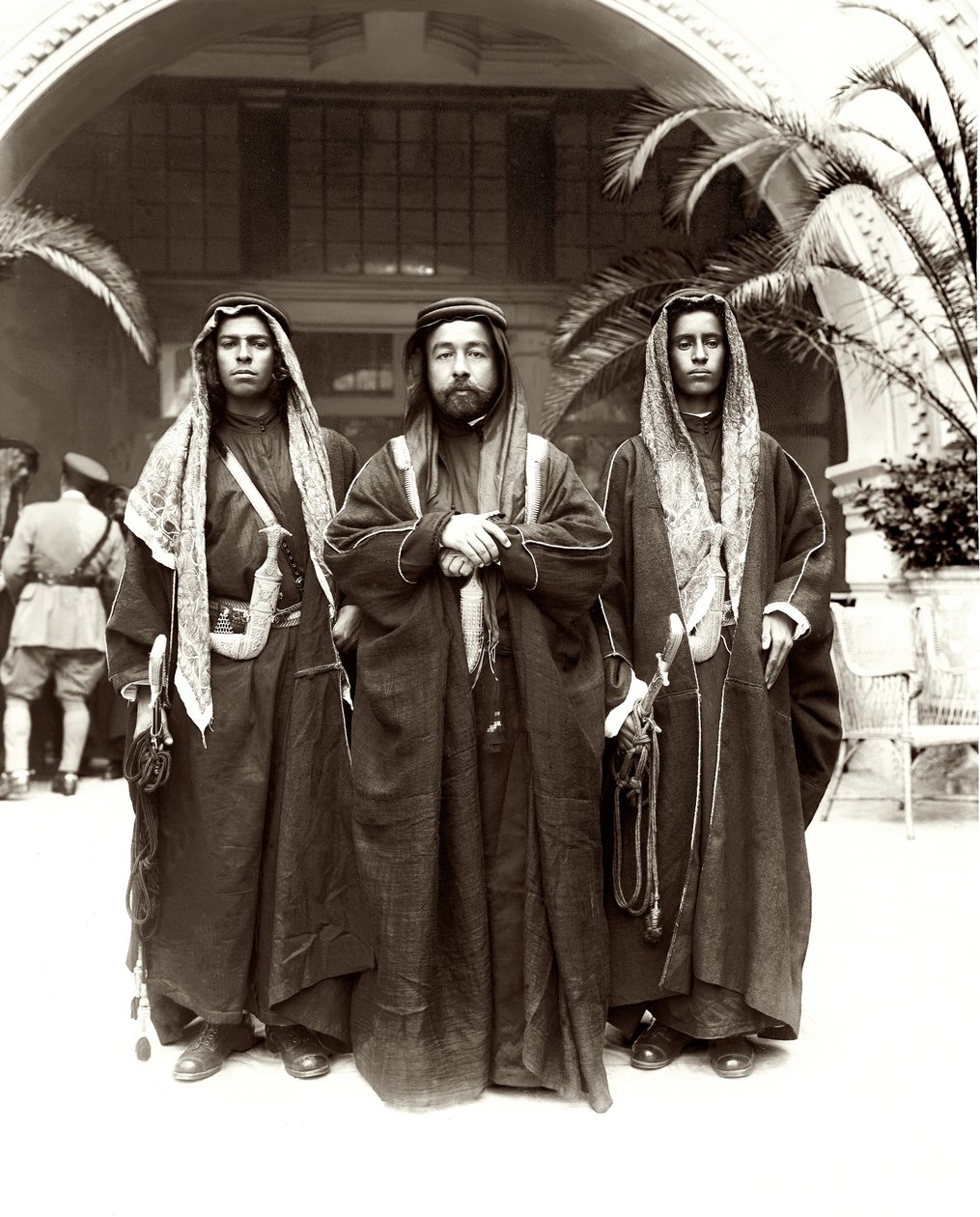 Sherif Abdullah (i midten) med Sheikh Jwayber el-Otaiby (til høyre) fra Otaibeh-stammen, 1921 av A. Reid