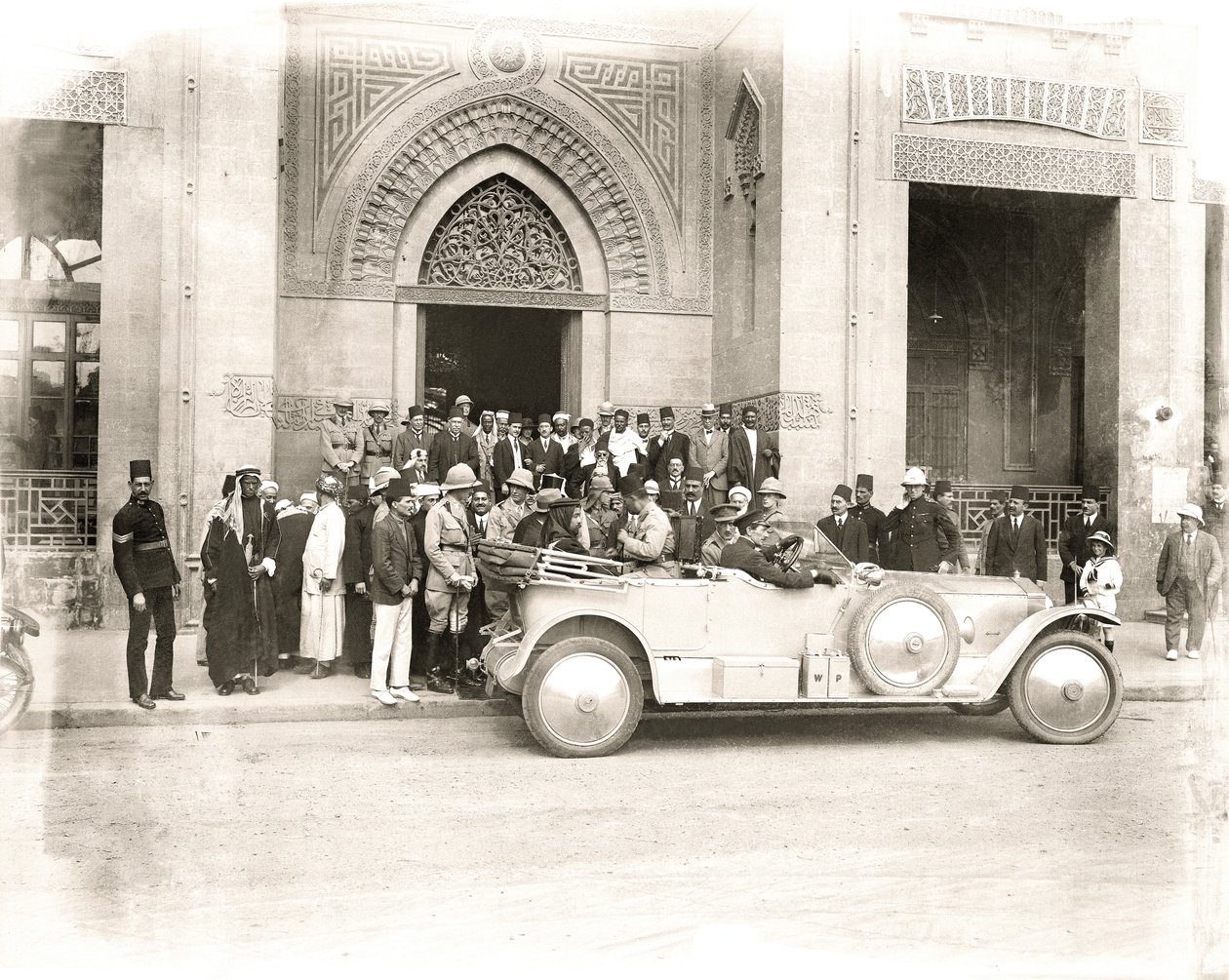 Sherif Abdullah ankommer Rifai-moskeen, Kairo, tidlig i 1914 av A. Reid