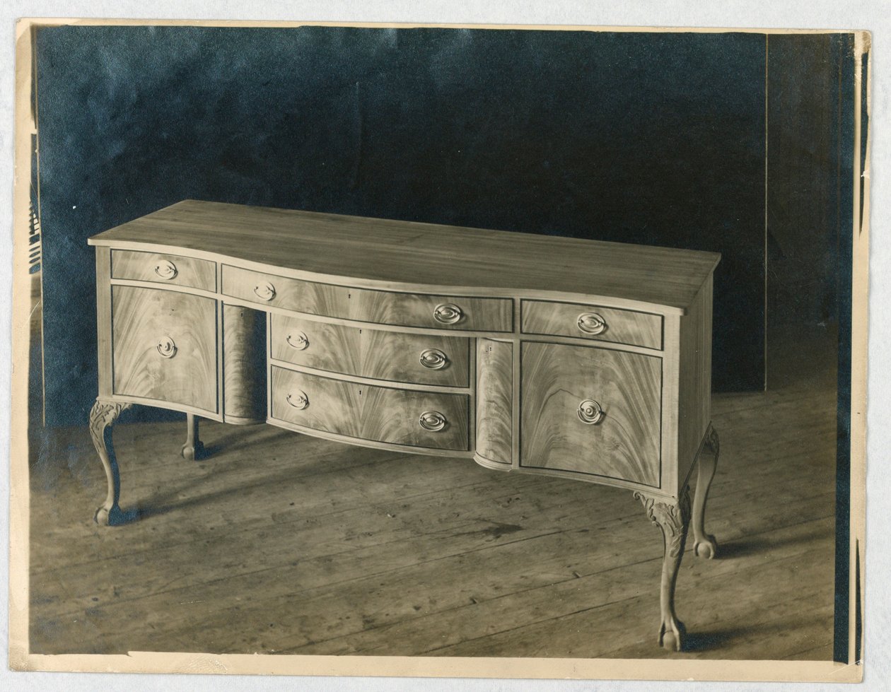 Design for skjenk med fire ben og tredelt front av A.N. Davenport Co.