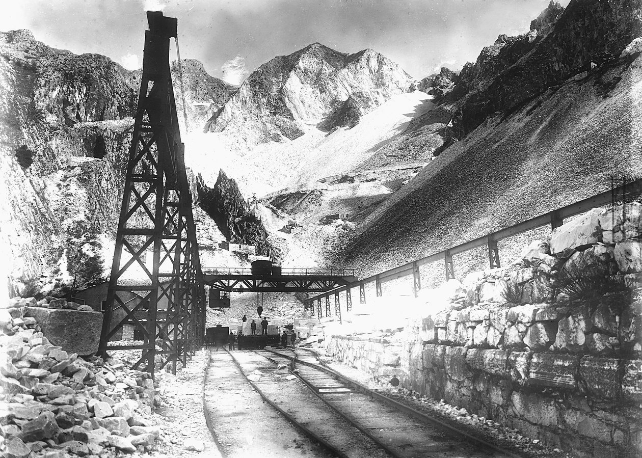 En trikkestasjon for transport av marmor, i Apuan-alpene (s/hv-bilde) av A. Corsini