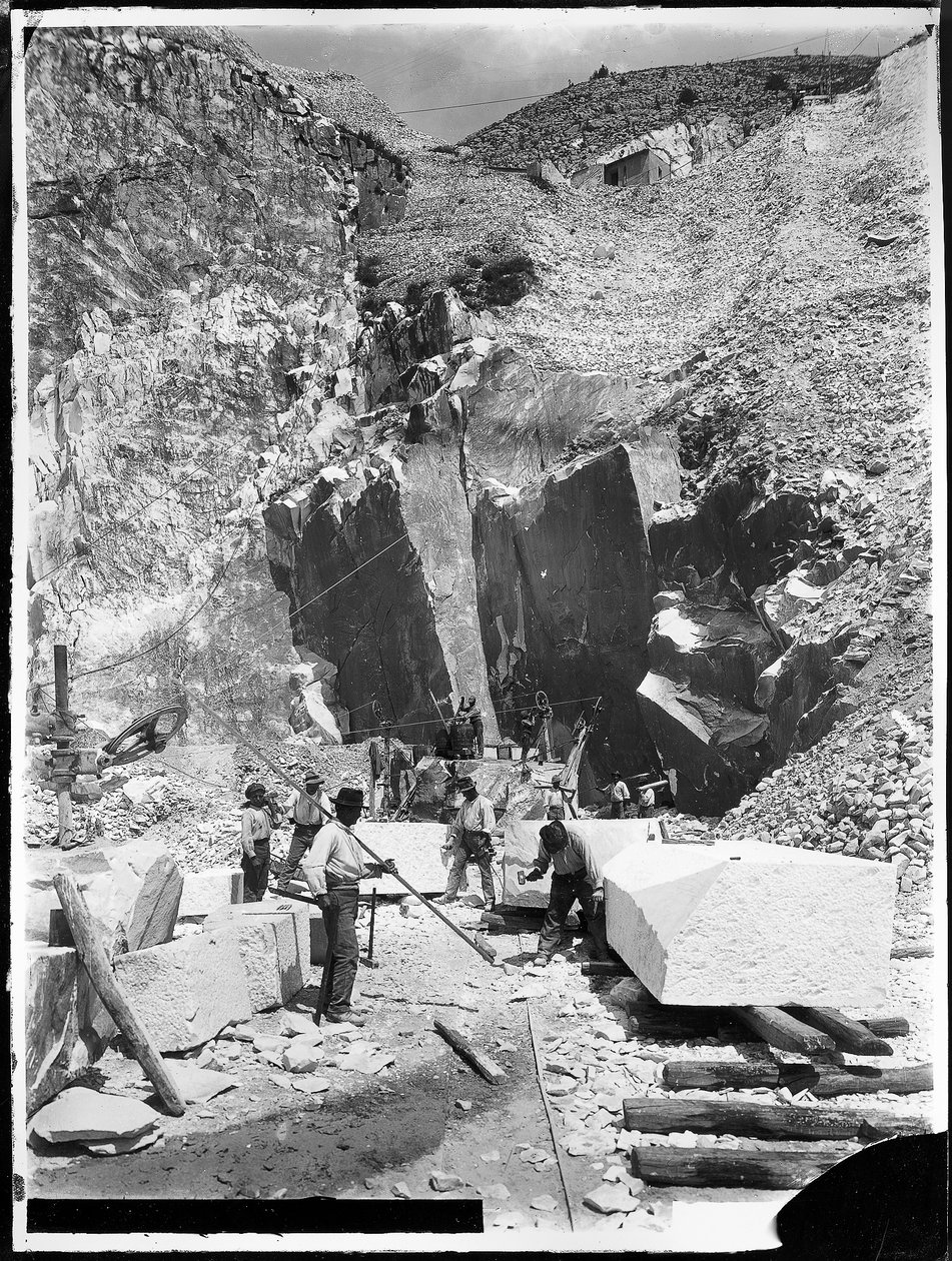 Alpi Apuane (Carrara). Steinbruddsmenn og blokker av marmor blir firkantet (s/hvitt-bilde) av A. Corsini