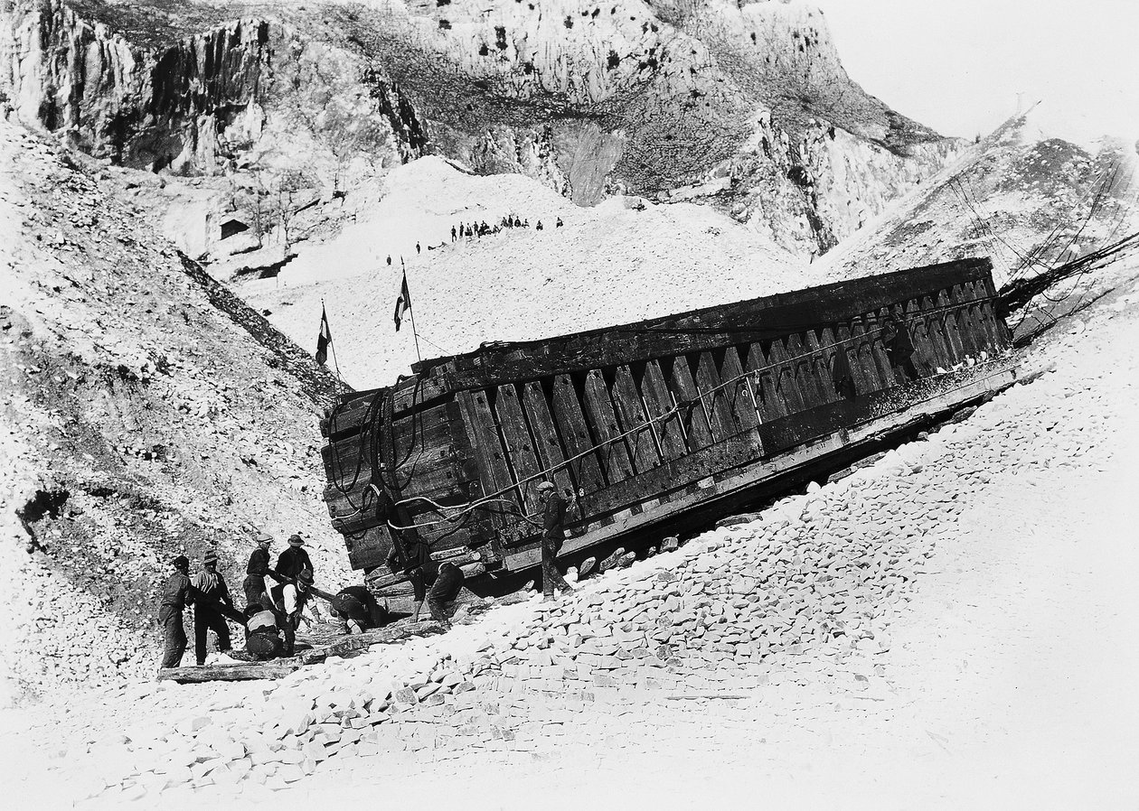 Apuan-alpene (Carrara). Monolittene transporteres på sleder i bruddene (s/hvitt-bilde) av A. Corsini