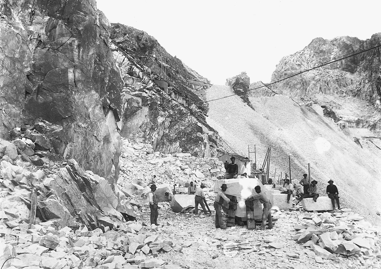 Gravemaskiner i arbeid ved et marmorbrudd i Apuan-alpene, Toscana. Noen av dem sitter på blokker med marmor som allerede er firkantet. (s/hvitt bilde) av A. Corsini