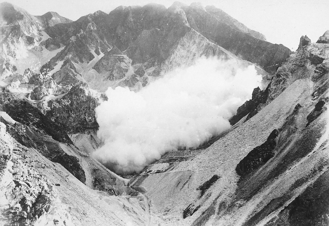 Eksplosjon ved et marmorbrudd i Apuan-alpene, Toscana (s/hvitt-bilde) av A. Corsini