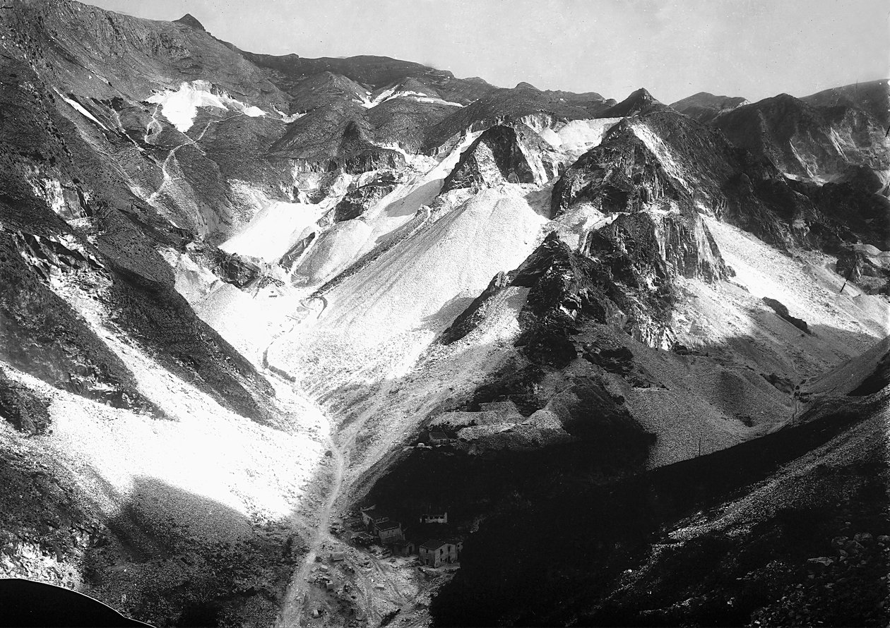 Marmorbrudd i Apuan-alpene, i Toscana (s/hvitt-bilde) av A. Corsini