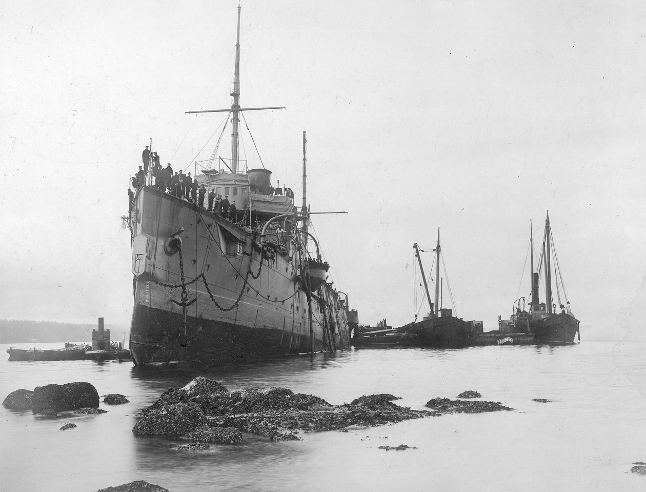 HMS Flora Run Aground i 1903 (s/hvitt-bilde) av A. Edward Jones and Co.