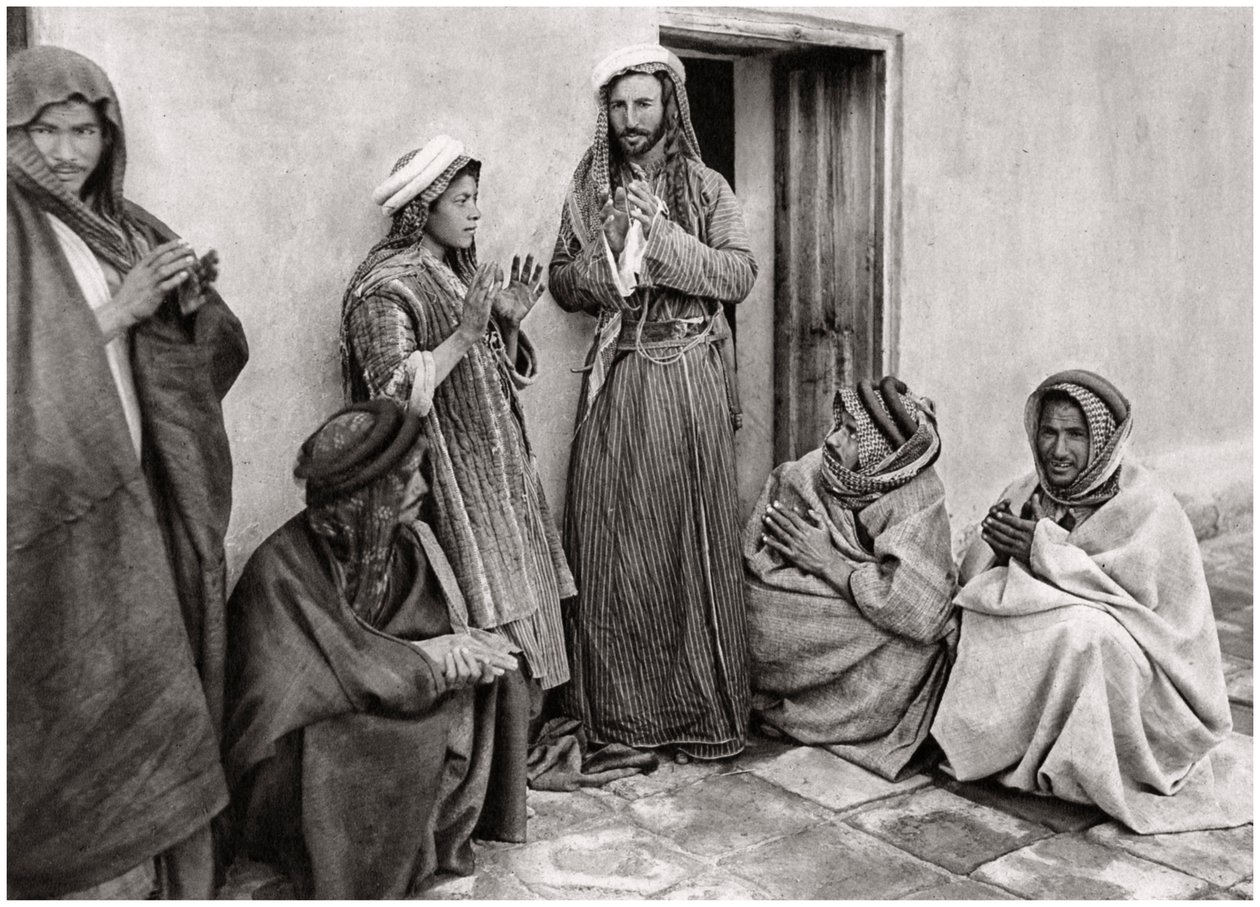 En mulla som lærer en bønn til en ung mann, Irak, 1925. av A. Kerim