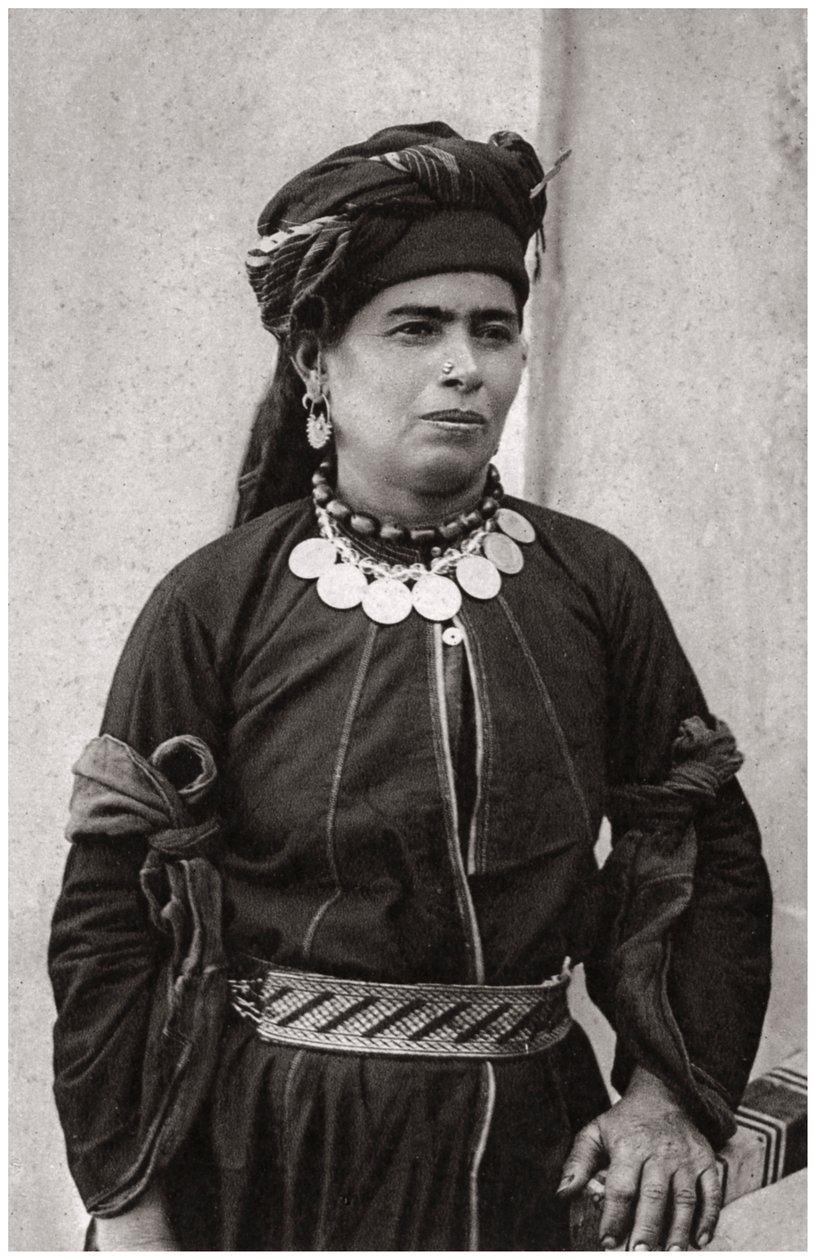 Kurdisk dame i sitt beste kostyme, Irak, 1925 av A. Kerim