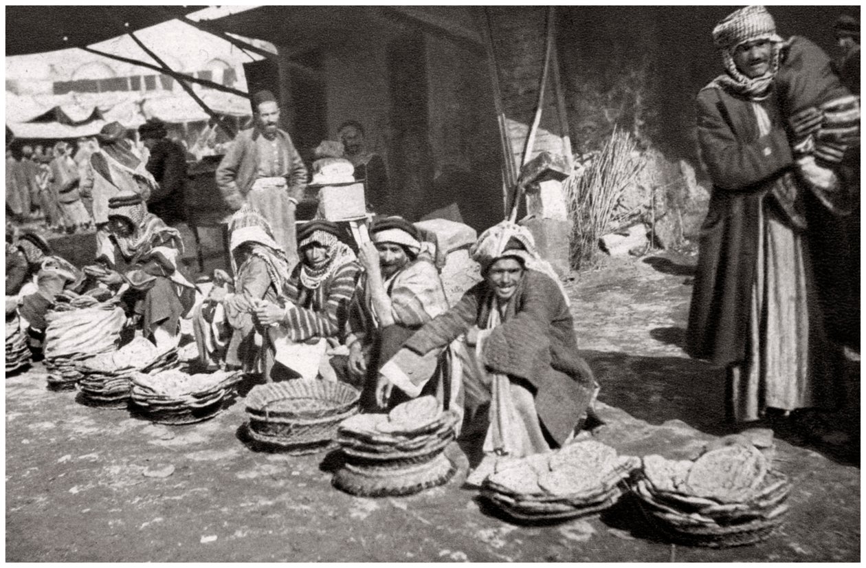 Suq El Khubur, et innfødt brødmarked, Bagdad, Irak, 1925. av A. Kerim