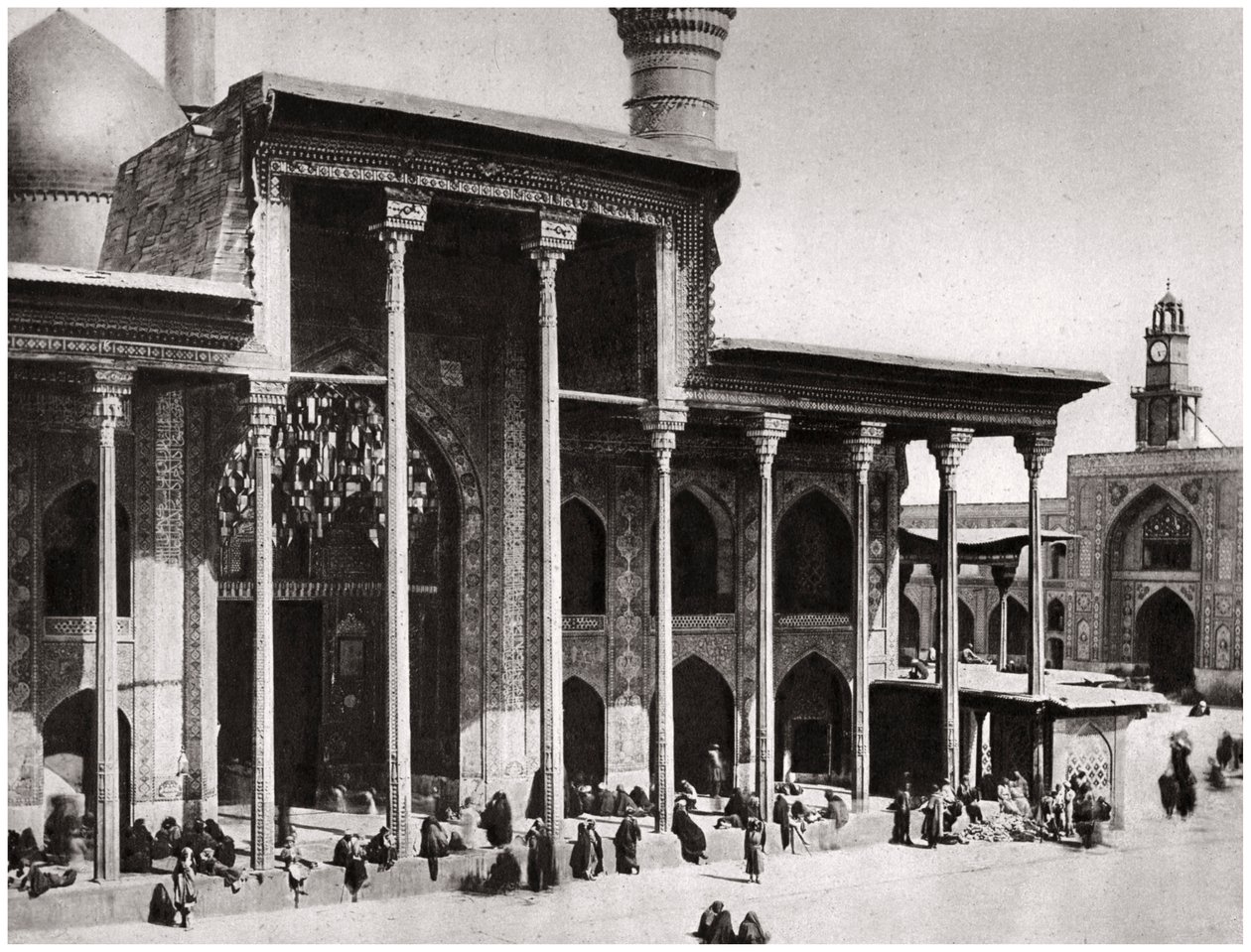 Inngangsporten til Kadimain-moskeen som fører til graven til imamen Moosa Al Kadim, 1925 av A. Kerim