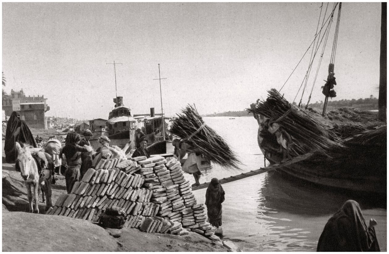 Lossing av last fra en båt, Muhaila, Bagdad, Irak, 1925. av A. Kerim
