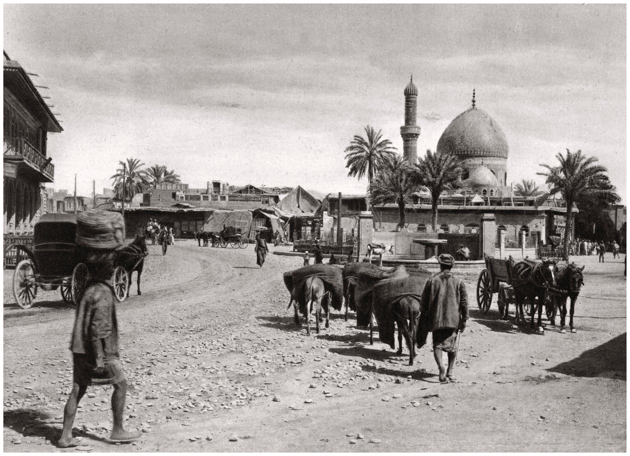 Utsikt over en gate fra Nordporten, Bagdad, Irak, 1925. av A. Kerim
