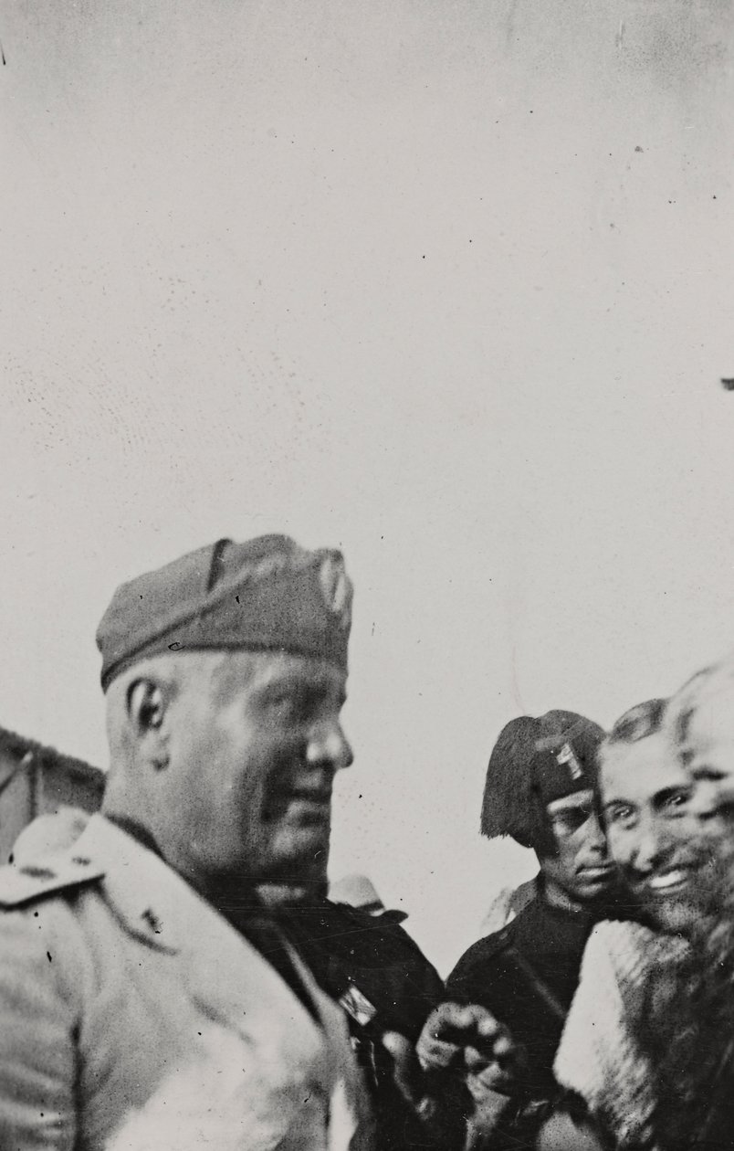 Album "Duce": Benito Mussolini under et offisielt besøk på Sicilia (s/hv-bilde) av A. Scarlata