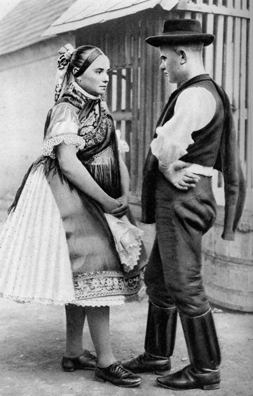 Et ungt slovakisk par, Ungarn, 1926. av A. W. Cutler