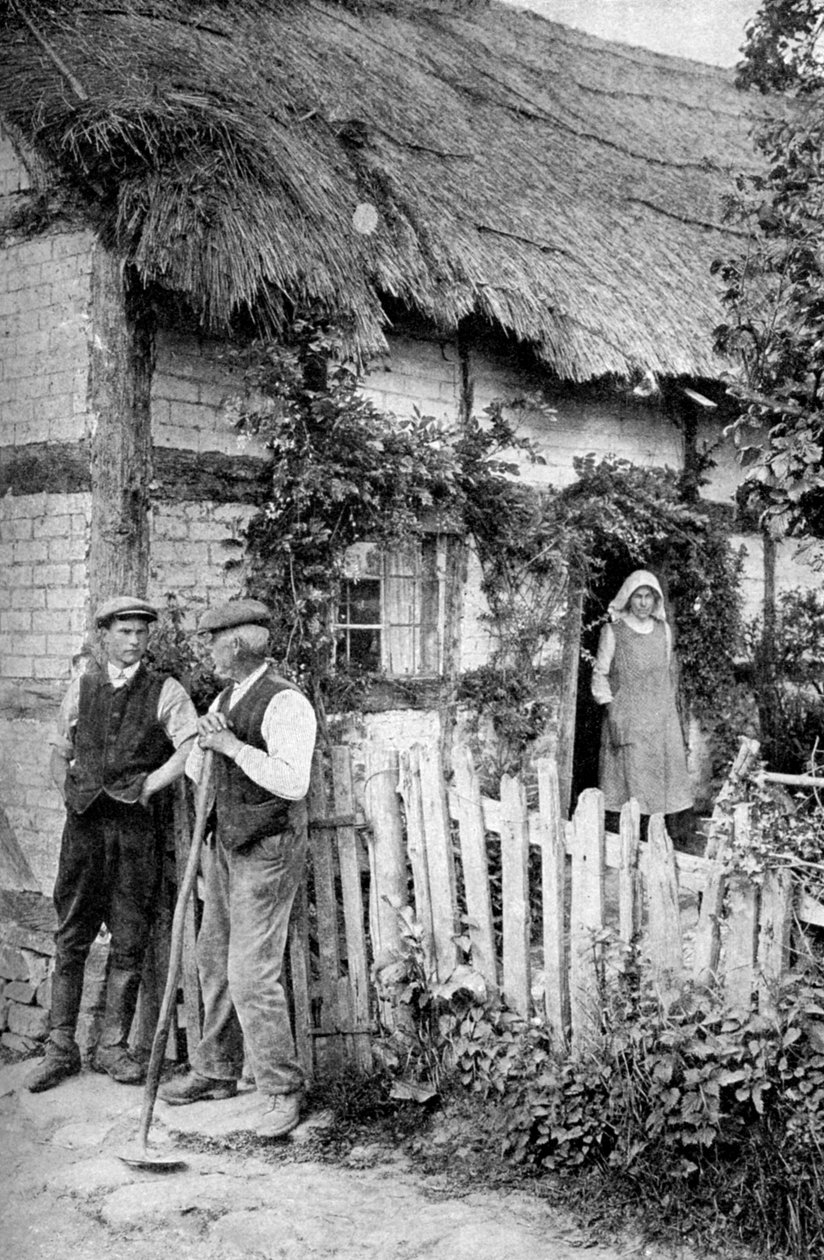 To menn chatter utenfor en hytte, nær Lucton, Herefordshire, c1922. av A. W. Cutler