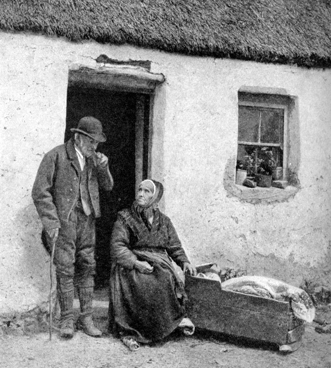 Venter på legen i avsidesliggende Galway, Irland, 1922. av A. W. Cutler