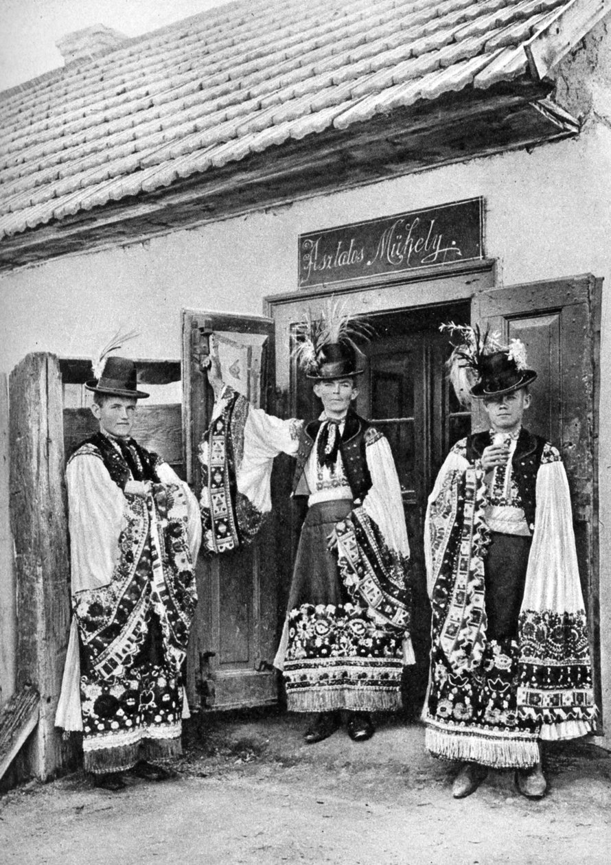 Unge prester i kostyme på landsbygda i Ungarn, 1926. av A. W. Cutler