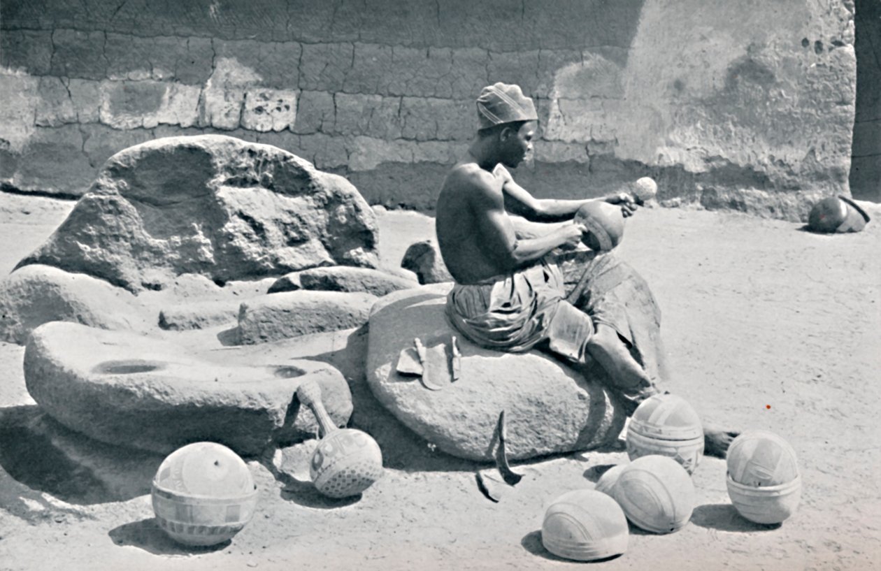 En Yoruba-mann som graverer leireskåler og vannkrukker, Lagos innland, Sør-Nigeria, 1912 av A. W. Gelston