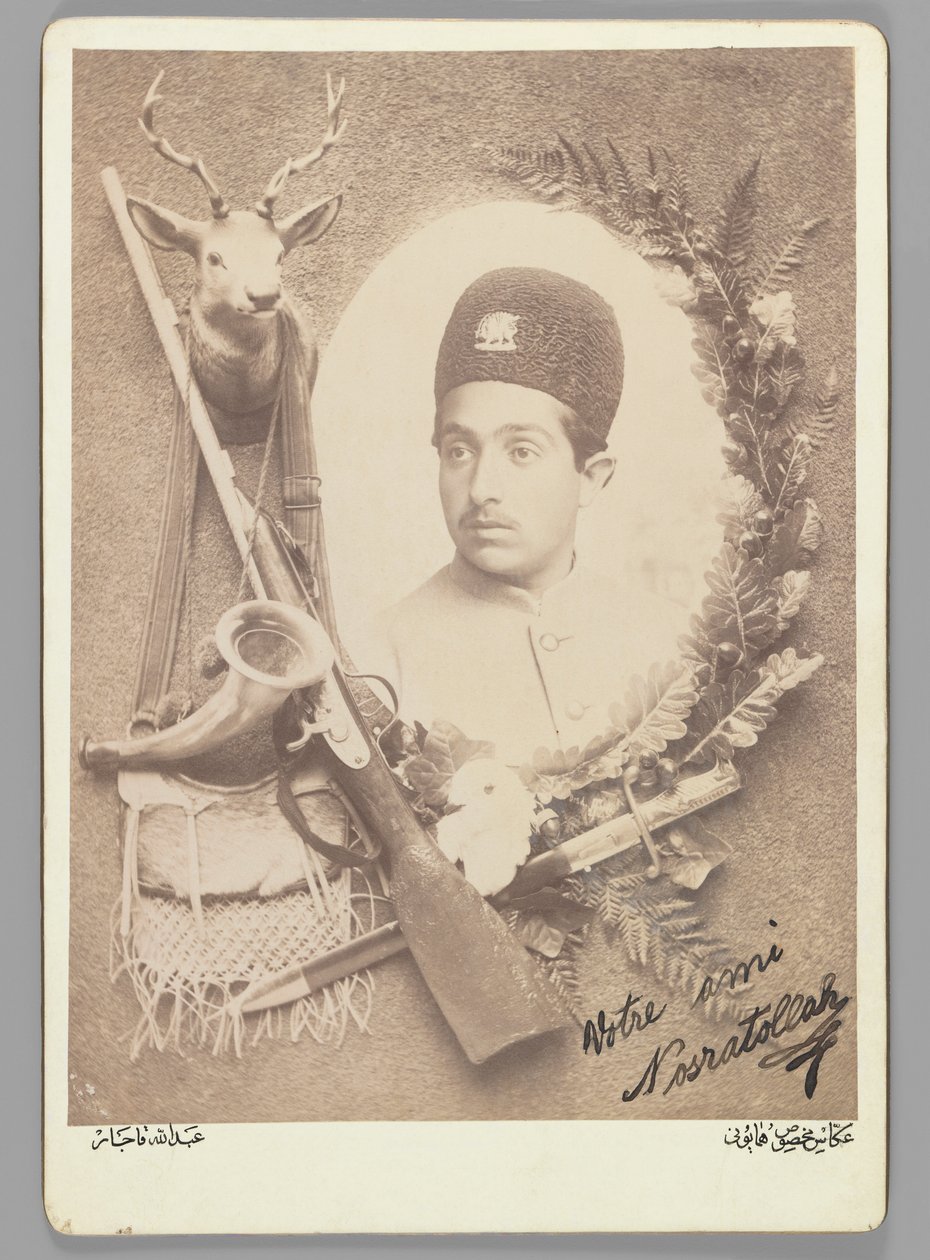 Offisielt kongelig portrett av prins Nosratollah, 1899 (foto i sølvalbum) av Abdullah Qajar