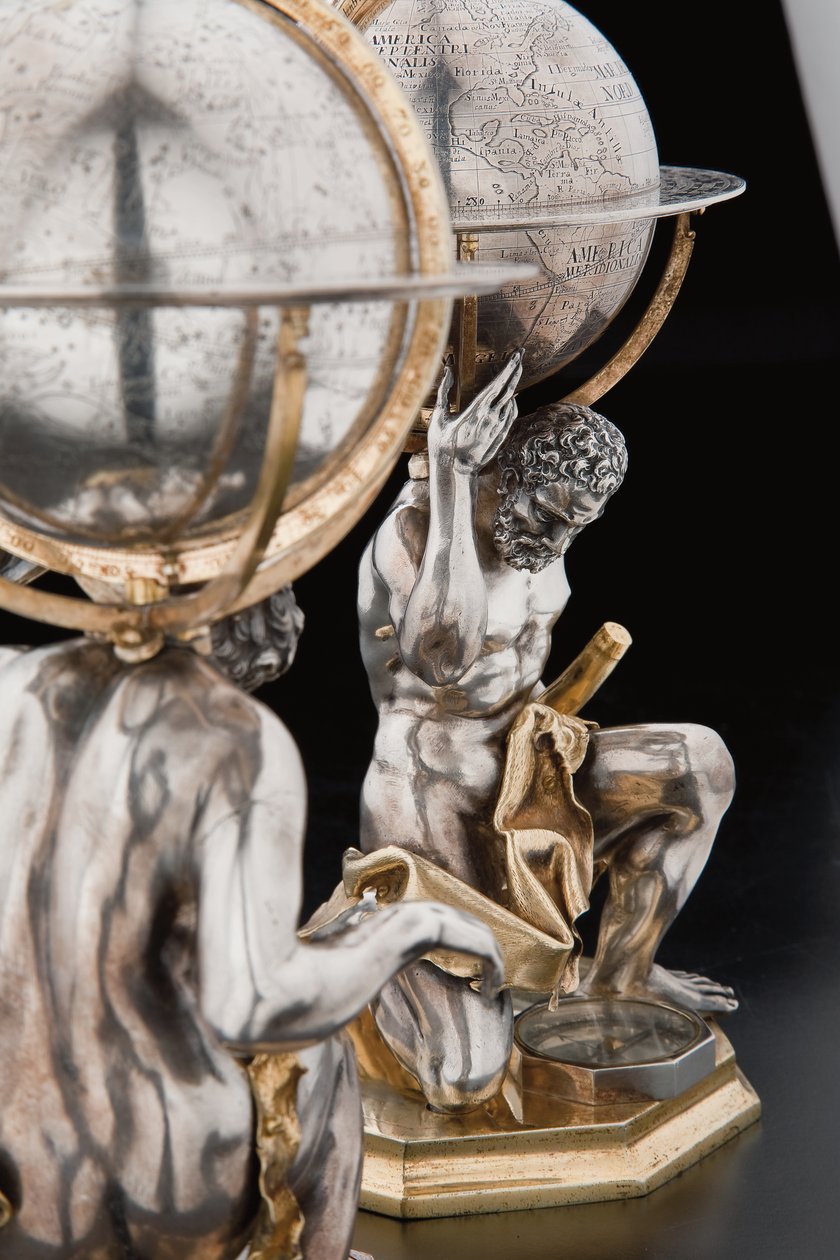 To eksepsjonelle jord- og himmelkloder, støttet av Hercules og Atlas, Augsburg av Abraham Drentwett