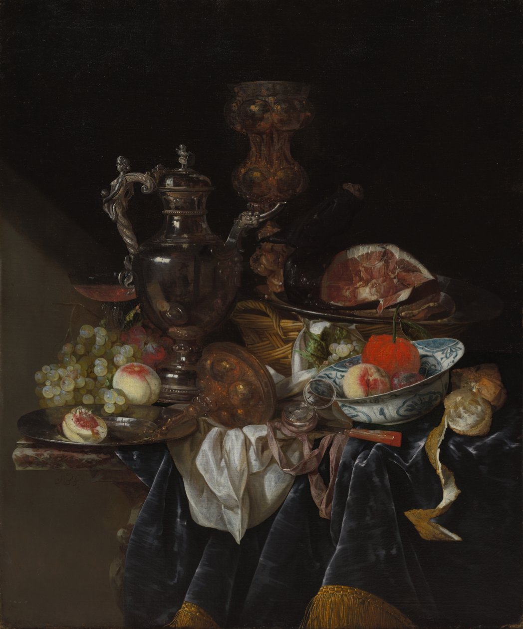 Sølvvinmugge, skinke og frukt av Abraham van Beyeren