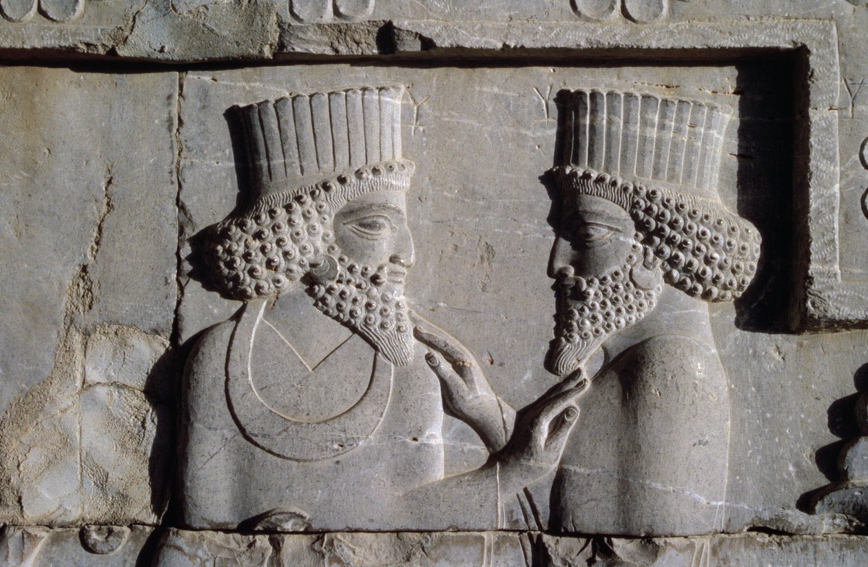 To dignitærer, fra den nordlige fløyen av Apadana østtrappfasade, 500-480 f.Kr. av Achaemenid