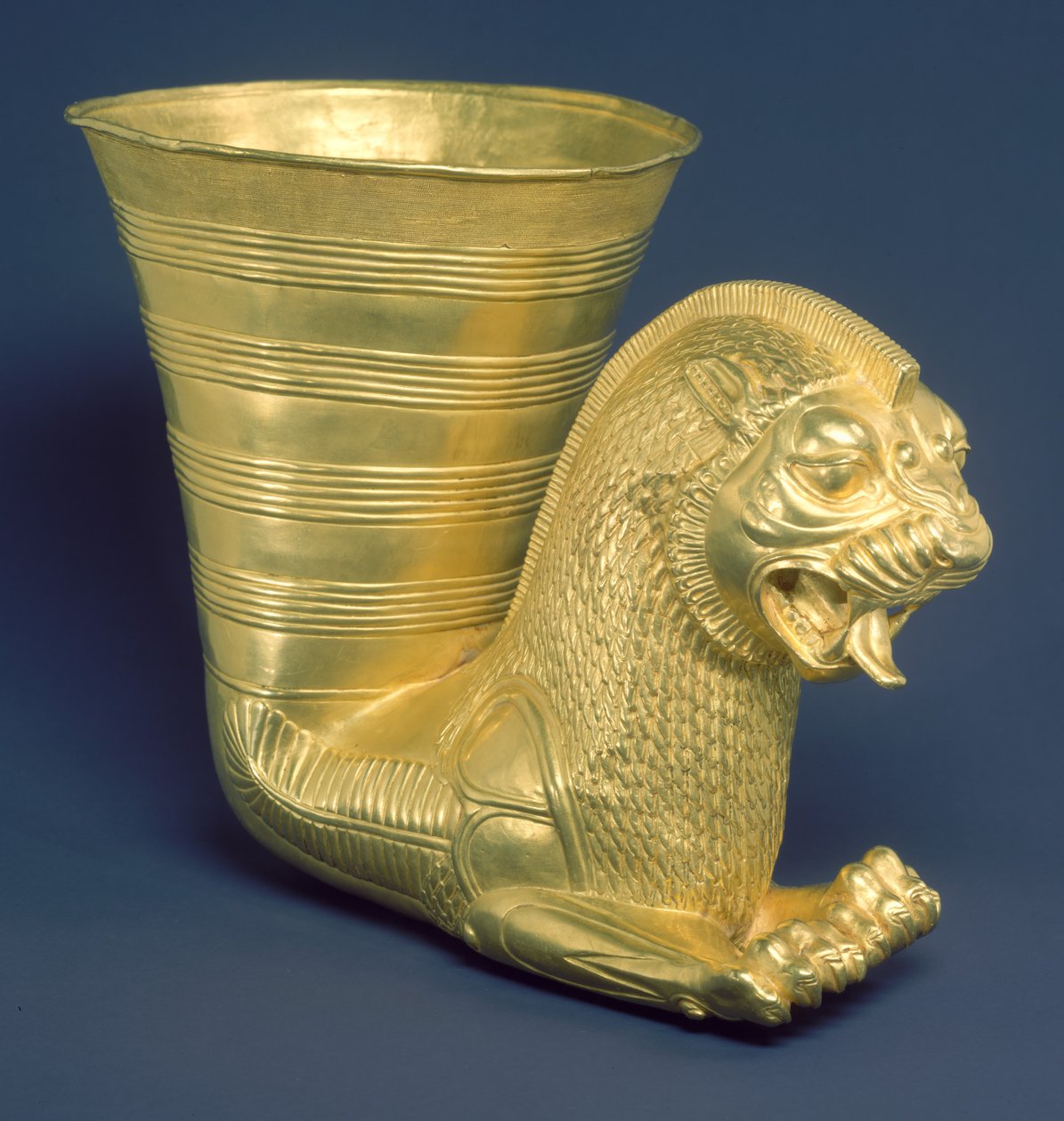 Fartøy som ender i forparten av en fantastisk leoninsk skapning, ca. 500-tallet f.Kr. (gull) av Achaemenid