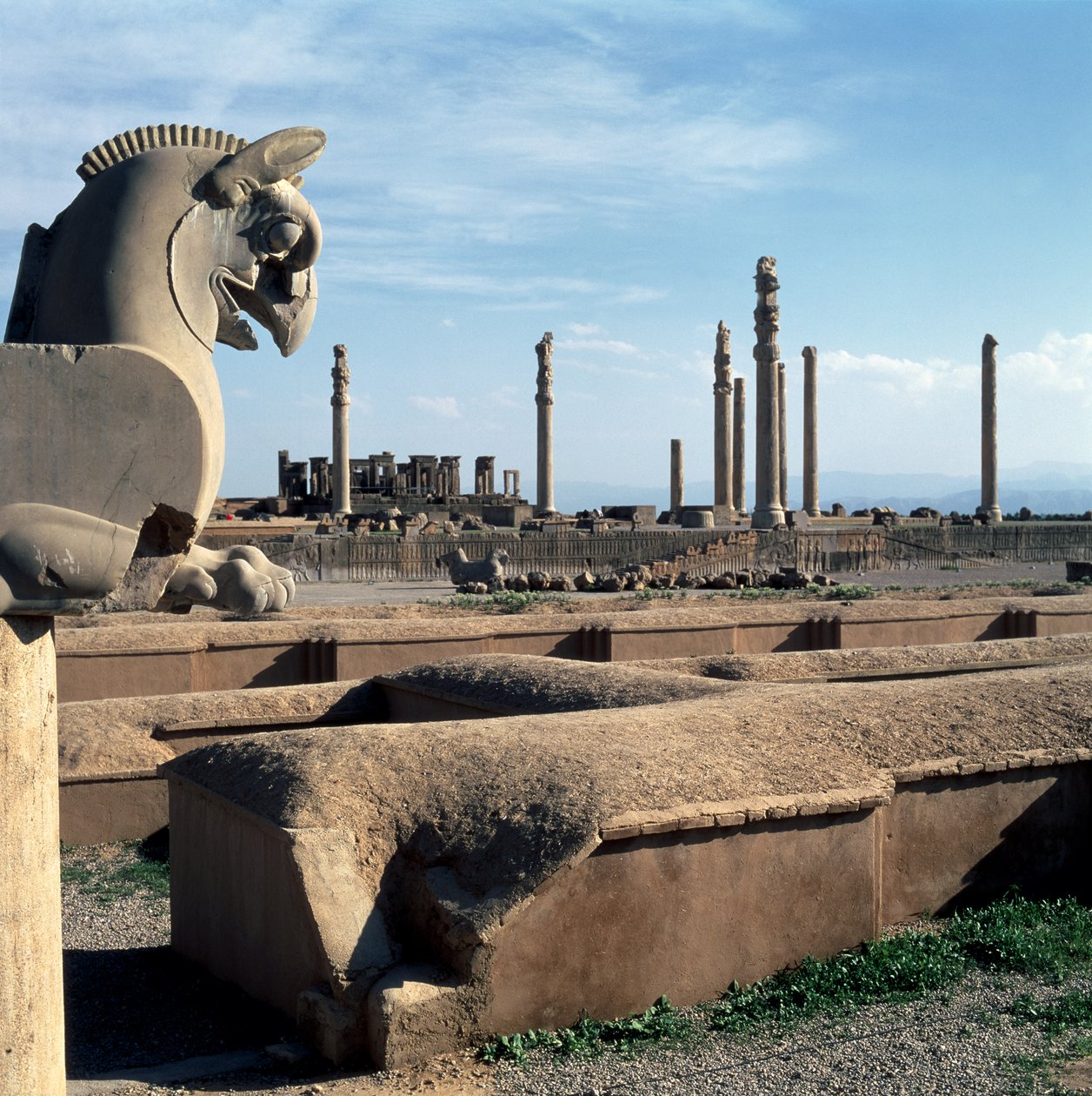 Utsikt over den nordlige portikken til Apadana med Tachara i bakgrunnen, fra inngangen til Sapahan Spoy (Soldier Road) av Achaemenid